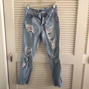 BRANDY MELVILLE RIPPED JEANS